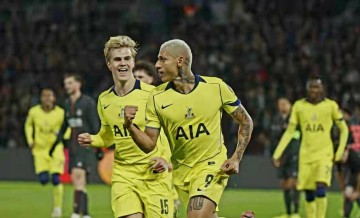 欧冠惊现篮球比分！巴黎热刺8球对攻创纪录，维蒂尼亚戴帽背后藏着的惊天秘密