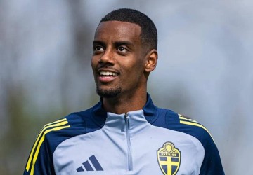 伊萨克首次回应转会利物浦争议:呼吁弃谣言专注比赛