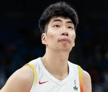 余嘉豪完成西乙联赛首秀赛后与前队友谈西乙和西甲的差距&月薪