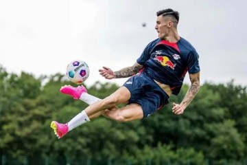 曼联全力引进新中锋,三大热门人选曝光!谢什科愿加盟但有一障碍