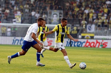 穆里尼奥引发舆论狂潮,25分钟11打10换血零封,裁判两度改变比赛局势