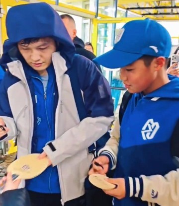 又稳又狠!樊振东狂拿2分赢麻了,赛后蹲地签名超宠粉