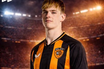 曼联滕哈格爱徒获报价,新帅定其去留!巴萨通知拉什福德将3500万买断