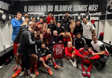 2-0锁定胜局!“狂人”穆里尼奥率本菲卡凯旋晋级八强,战术魅力再创辉煌